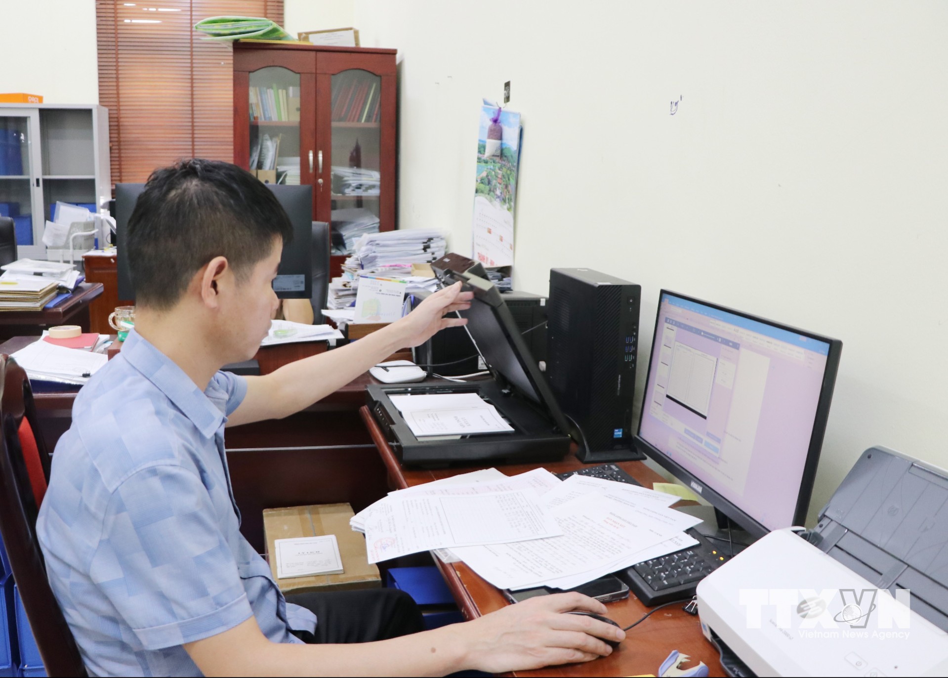 Cán bộ, chuyên viên Ban Xây dựng Đảng, Đảng ủy xã Tứ Kỳ, Hải Phòng, thực hiện chuẩn hóa, đối soát, scan hồ sơ đảng viên. (Ảnh: Mạnh Tú/TTXVN)